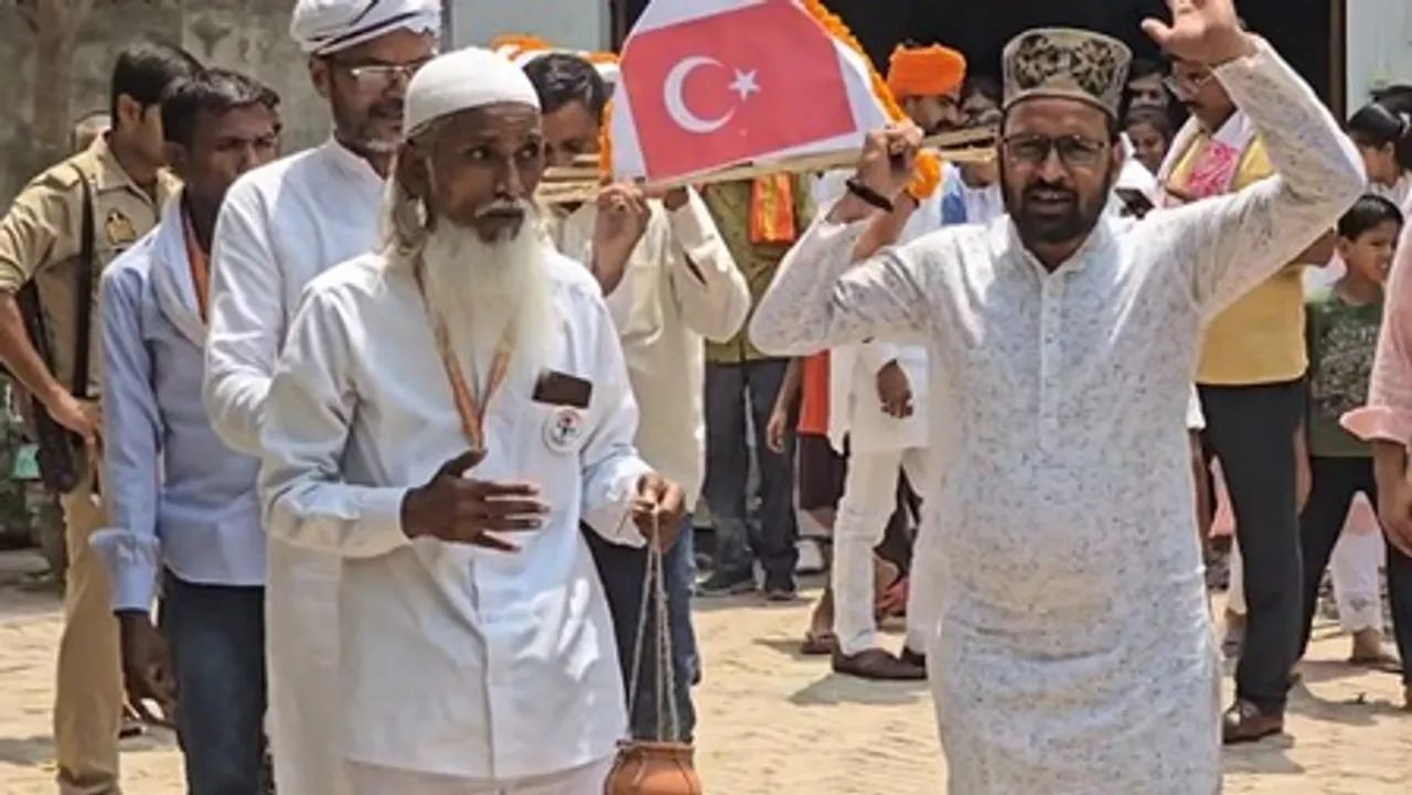 वाराणसी में पाकिस्‍तान और तुर्किए की शव यात्रा निकाली