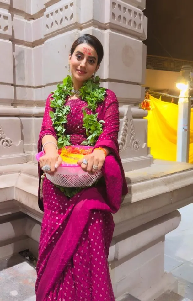 akshra singh, akshra singh visits vindhyawasini temple