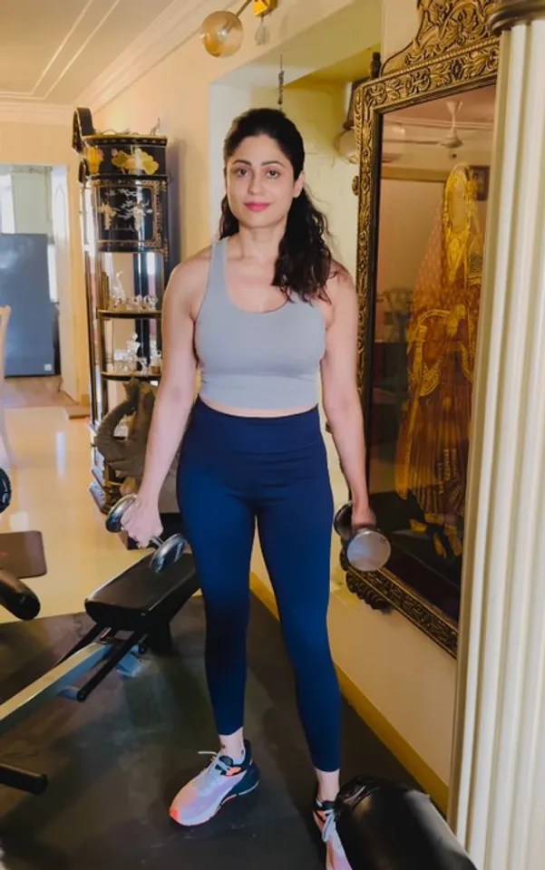 शमिता ने पैरों से उठाया डम्बल, कहा- 'ताकत यही से शुरू होती है' (Photo: SHAMITA SHETTY/INSTAGRAM)
