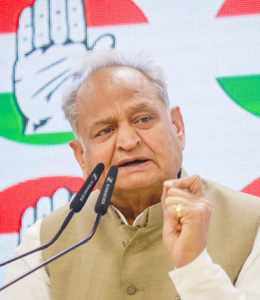 केंद्र सरकार को साफ करना चाहिए कि भारत-पाकिस्तान के बीच कोई तीसरा व्यक्ति नहीं: अशोक गहलोत