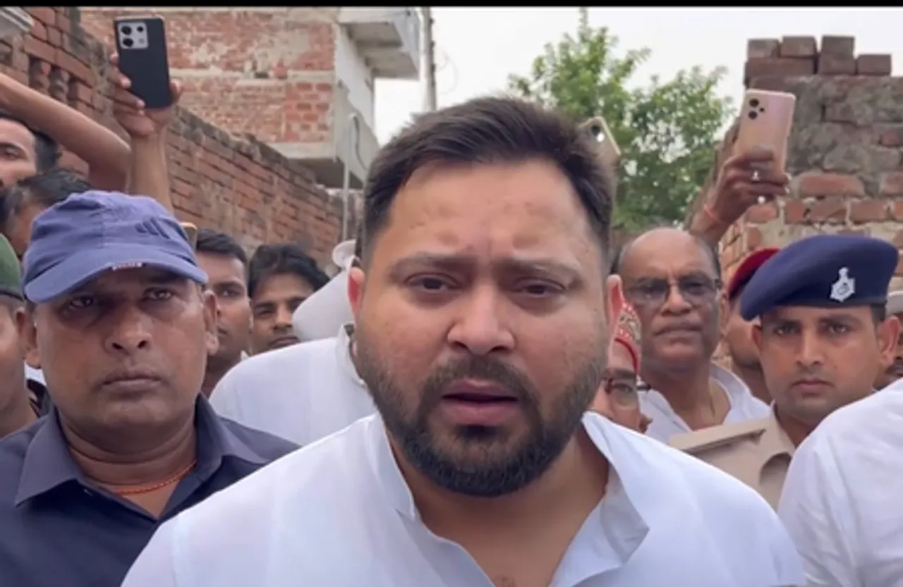 बिहार : तेजस्वी यादव नालंदा पहुंचे, शहीद जवान सिकंदर रावत के घर पहुंचकर दी श्रद्धांजलि