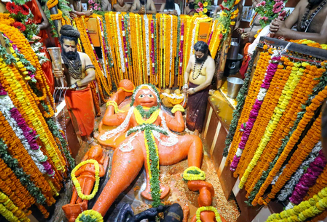 बड़ा मंगल: हनुमान मंदिर में भक्तों की लंबी कतार, 'जय श्रीराम' के नारों से गूंजा परिसर (Photo: IANS/Anand Prashad)