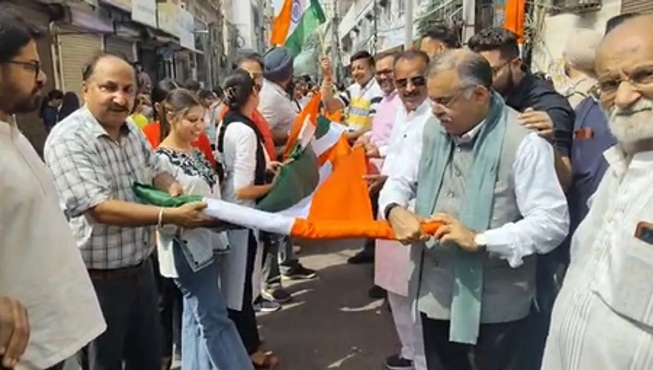अमृतसर में निकली भव्य तिरंगा यात्रा, 100 फुट लंबा तिरंगा बना आकर्षण का केंद्र