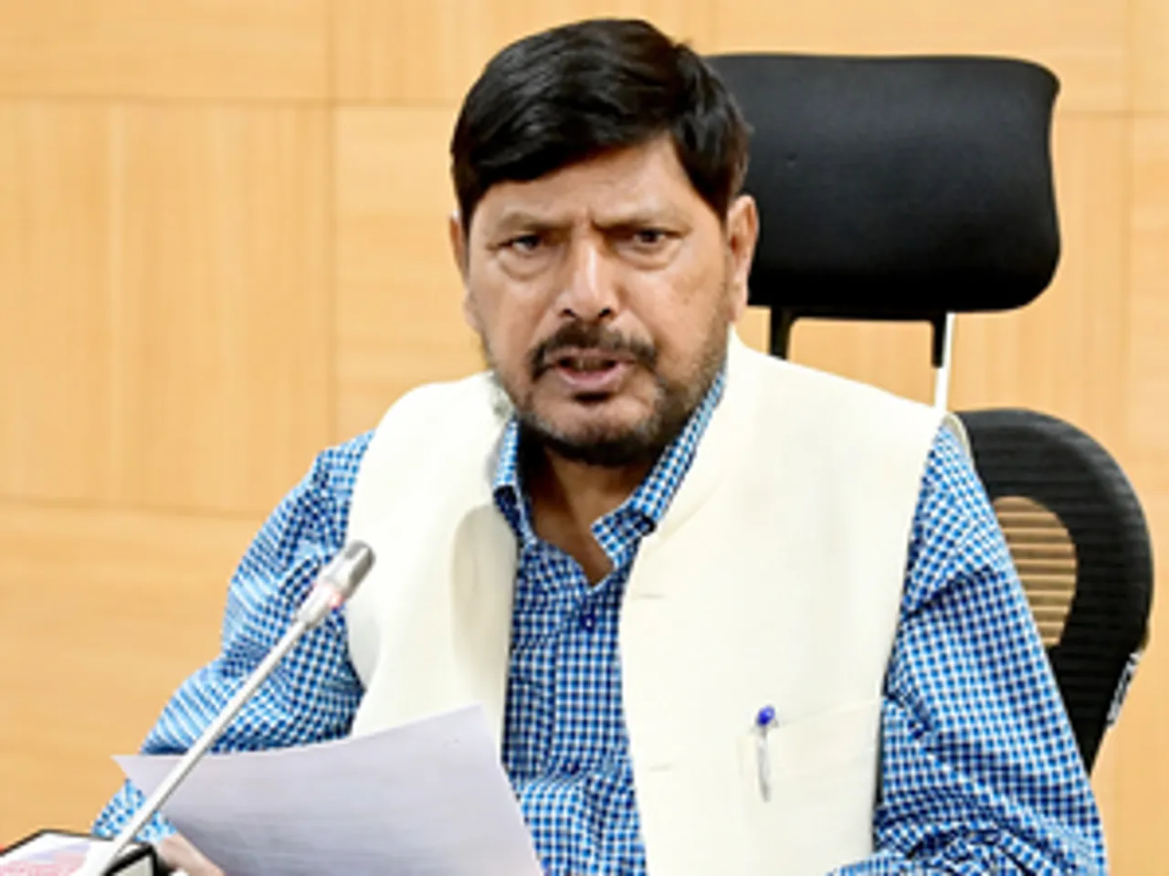 राहुल गांधी पाकिस्तान की भाषा बोल रहे :आठवले