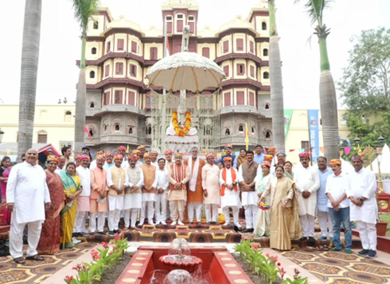 मध्य प्रदेश के मंत्रियों ने की बस की सवारी