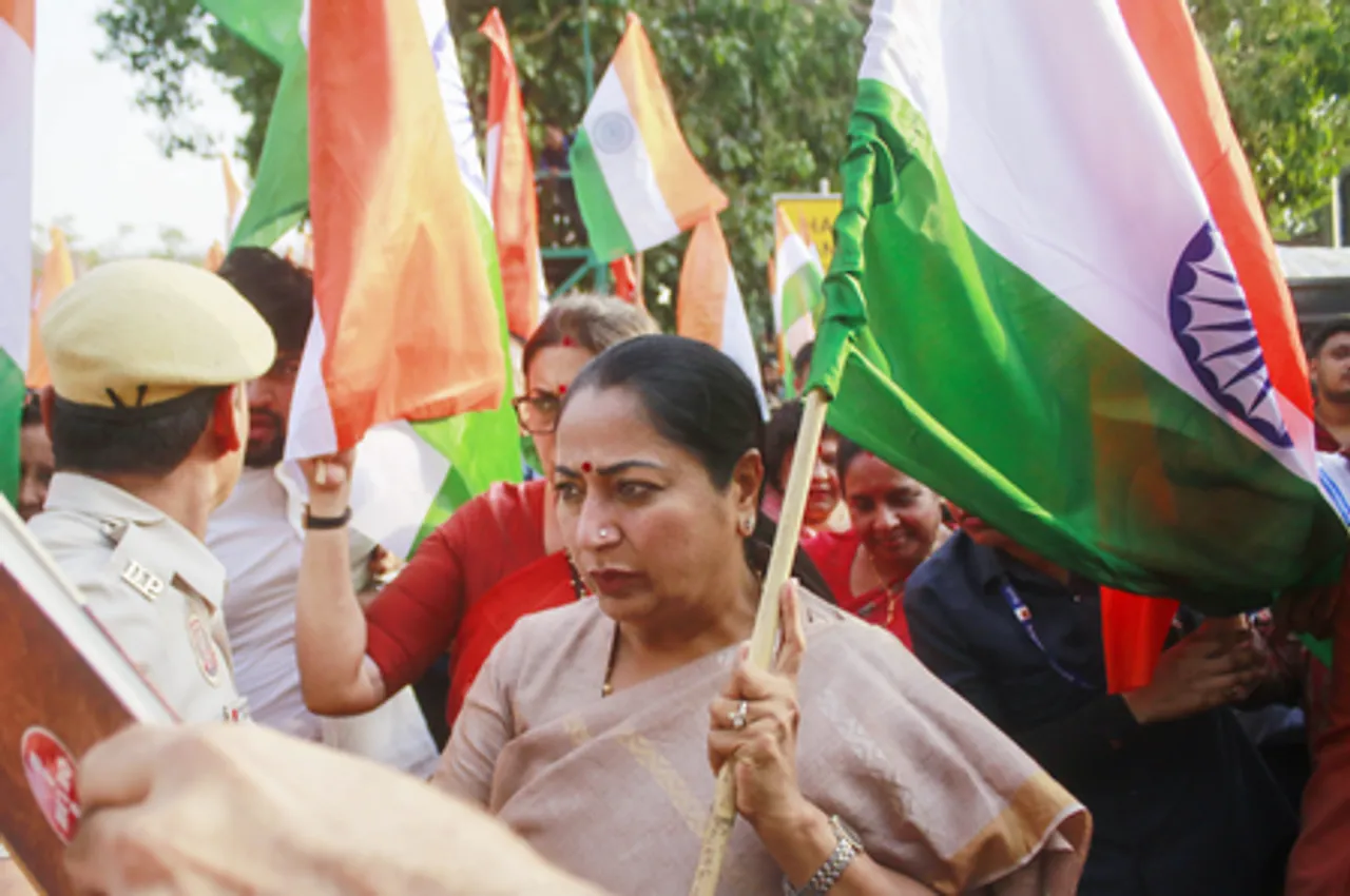 भारतीय सेना के सम्‍मान में दिल्‍ली के तालकटोरा स्टेडियम से निकली खालसा तिरंगा यात्रा
