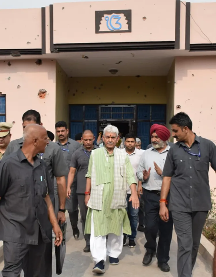 उपराज्यपाल मनोज सिन्हा ने राजौरी का किया दौरा, पाकिस्तान की गोलाबारी में घायल हुए लोगों का जाना हालचाल