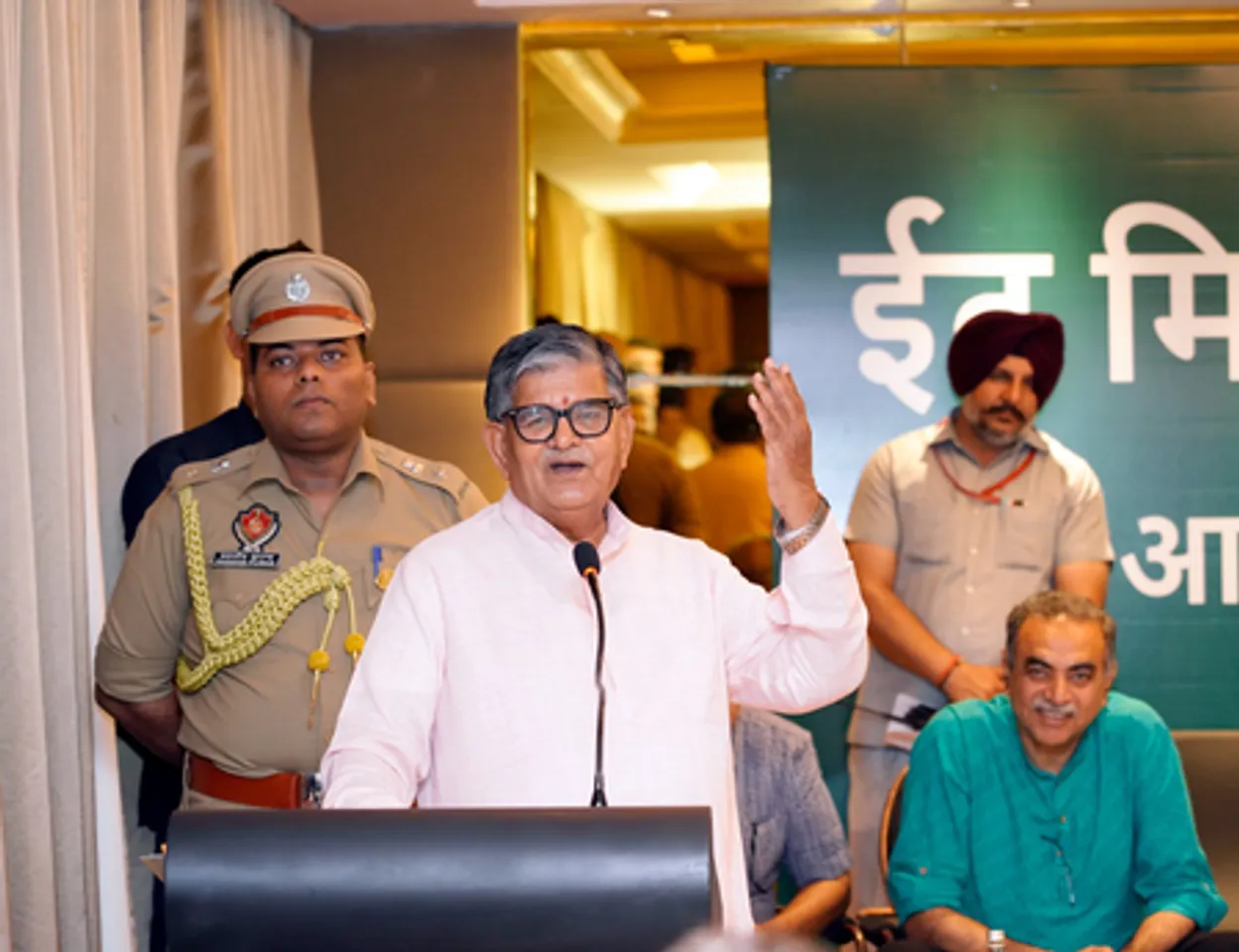 राज्यपाल गुलाब चंद कटारिया ने चंडीगढ़ पुलिस के सरकारी वाहनों को हरी झंडी दिखाकर किया रवाना