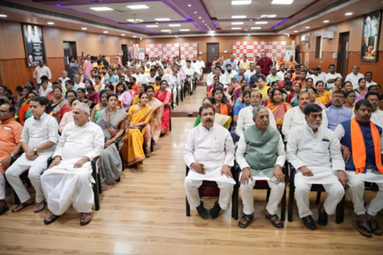 बिहार भाजपा प्रदेश कार्यालय में दिलीप जायसवाल ने अन्य नेताओं के साथ सुनी प्रधानमंत्री की 'मन की बात'