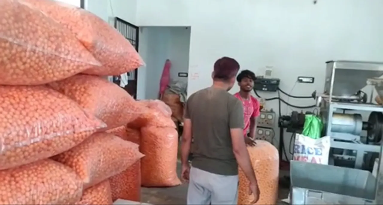 'पीएमएफएमई' योजना का लाभ उठाकर मोतिहारी में दो भाईयों ने लगाई कुरकुरे की फैक्ट्री