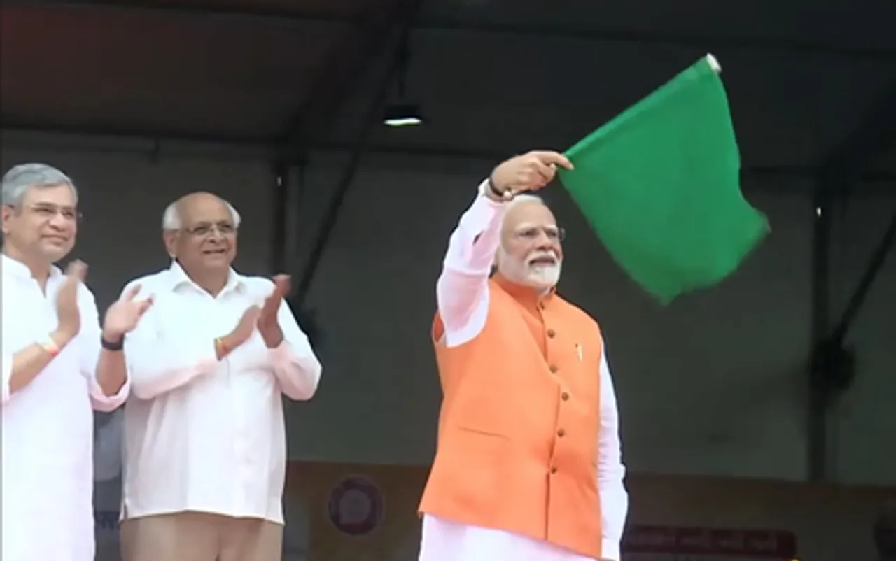 पीएम मोदी ने दिखाई वलसाड-दाहोद ट्रेन को हरी झंडी, केंद्रीय रेल राज्य मंत्री बोले- रेलवे के अन्य प्रोजेक्ट पर चल रहा काम