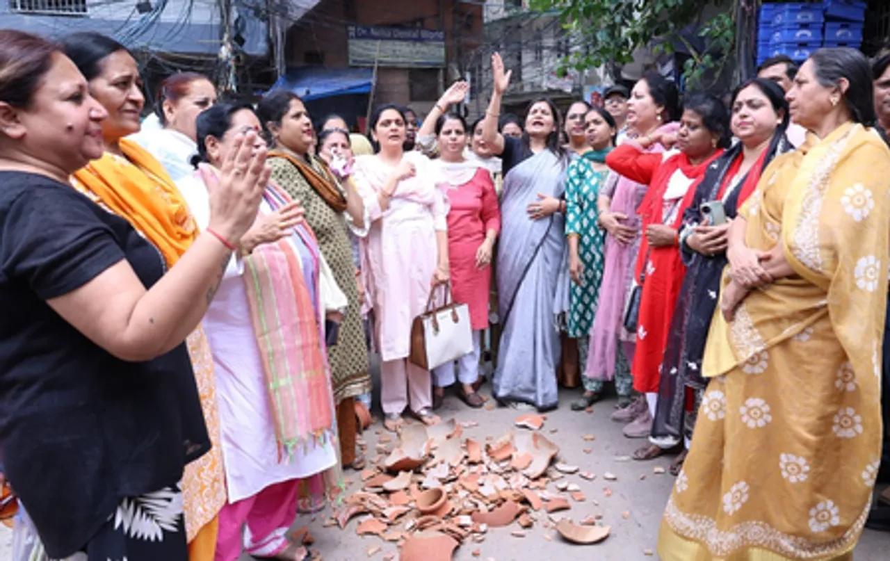 दिल्ली में पेयजल संकट पर भाजपा सरकार के खिलाफ 'आप' का मटका फोड़ प्रदर्शन