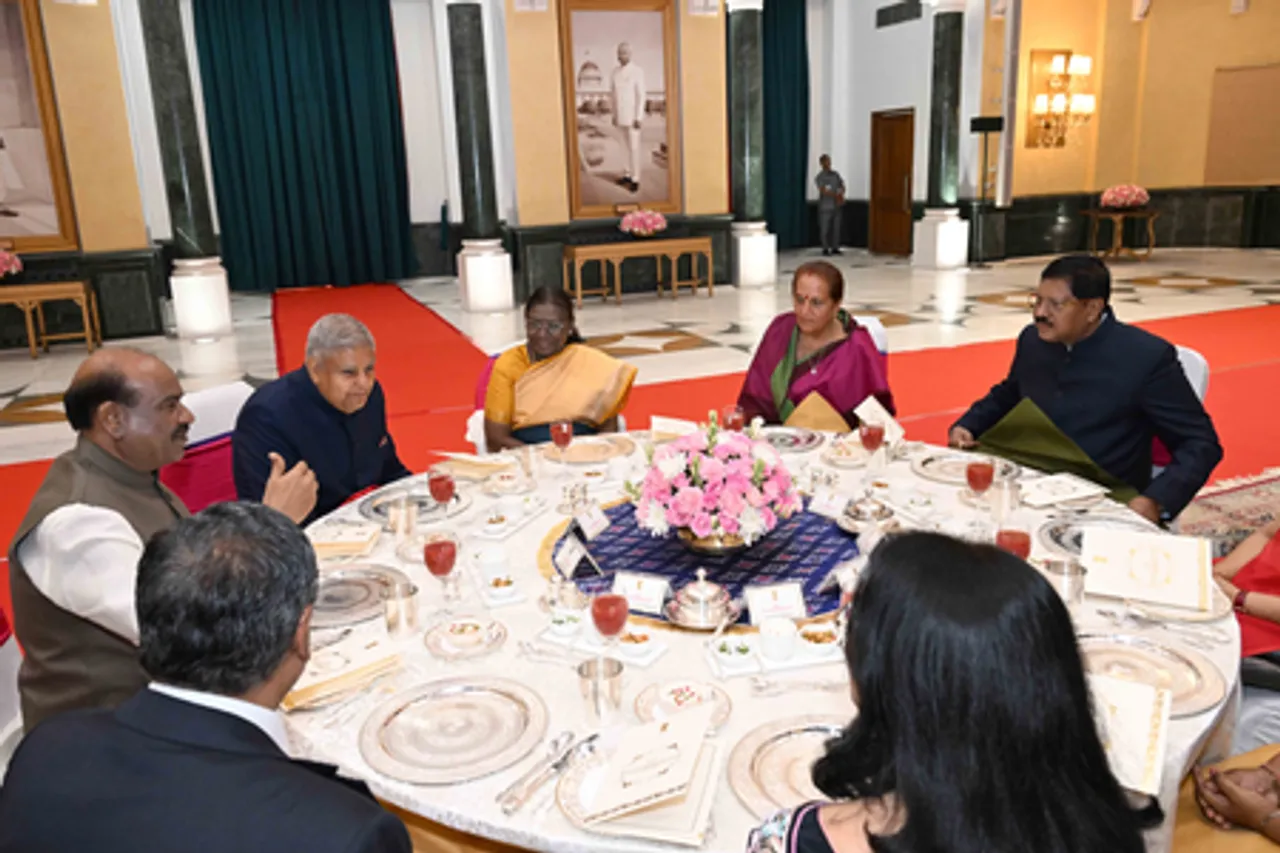राष्ट्रपति द्रौपदी मुर्मू ने भारत के नवनियुक्त सीजेआई बीआर गवई के स्वागत में रात्रिभोज का आयोजन किया (Photo: @rashtrapatibhvn/X)