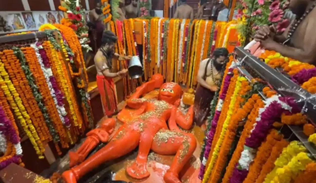 ज्येष्ठ माह के तीसरे 'बड़े मंगल' में लगी हनुमान मंदिर में भक्तों की भीड़, भक्तिभाव से की पूजा (ians file photo)