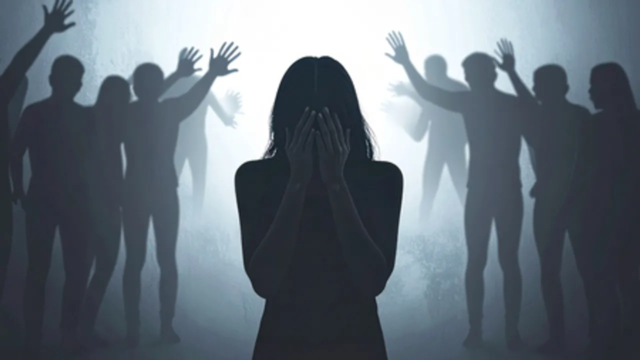 आगरा : रेप पीड़िता के परिवार से मिलीं यूपी महिला आयोग की अध्यक्ष, कहा- आरोपी को दिलाई जाएगी कड़ी सजा