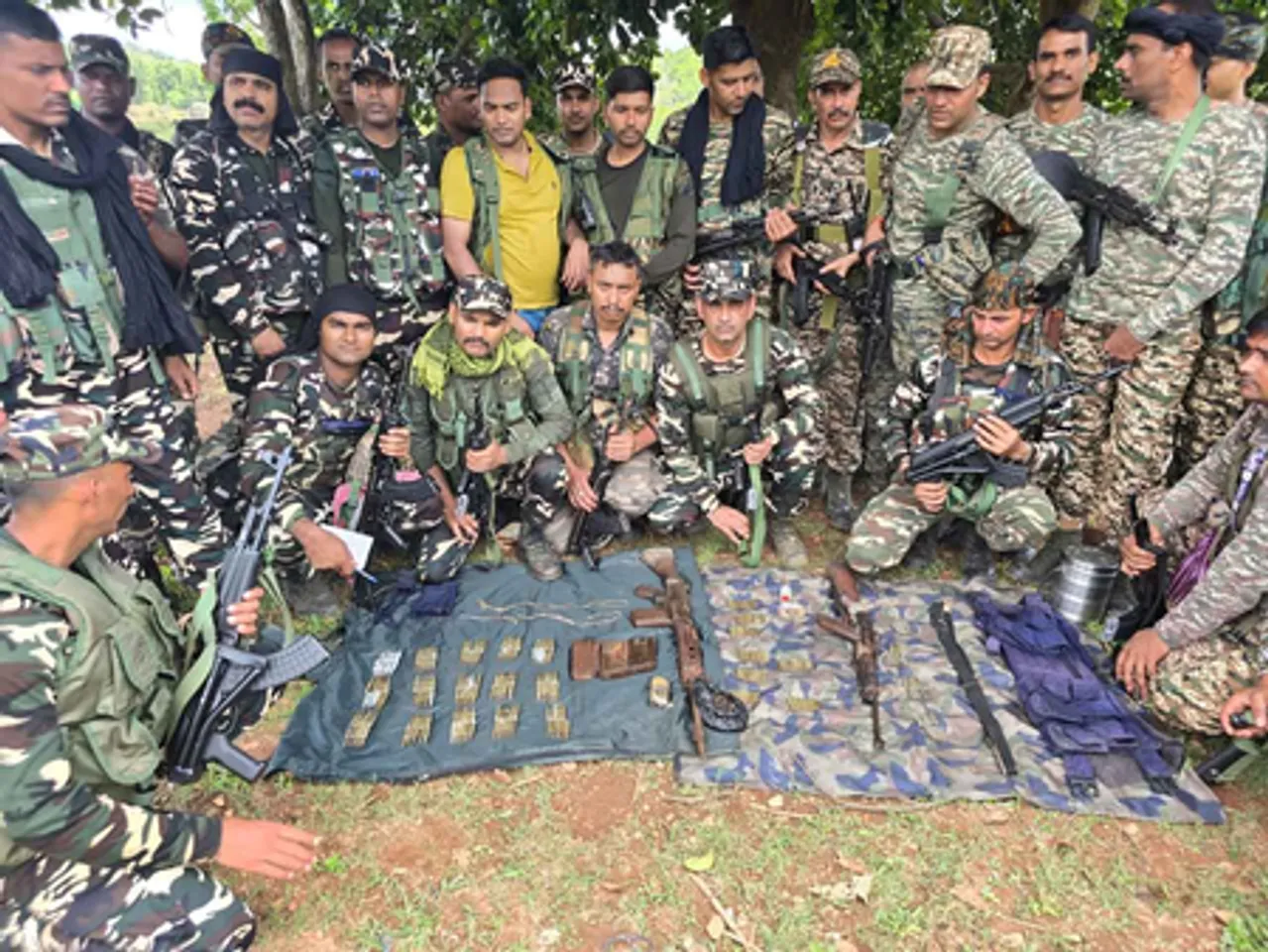 झारखंड के लातेहार में नक्सलियों के खिलाफ ऑपरेशन के दौरान आठ आईईडी समेत हथियारों का जखीरा बरामद
