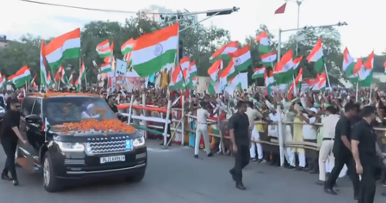 प्रधानमंत्री मोदी के रोड शो में उमड़ा जनसैलाब, सुरक्षा बंदोबस्त के बीच आम जनमानस का दिखा उत्साह