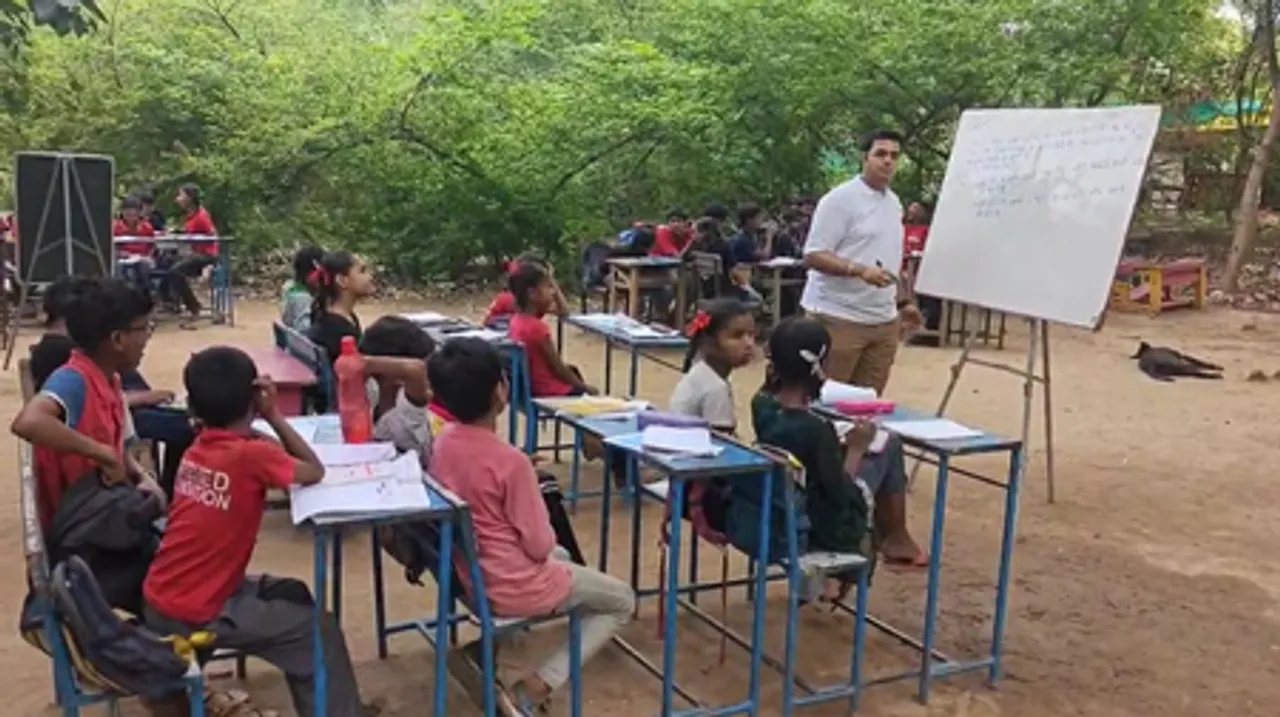 सरकारी नौकरी के साथ निभा रहे समाज को बेहतर बनाने की जिम्मेदारी, राष्ट्रपति से पा चुके हैं सम्मान