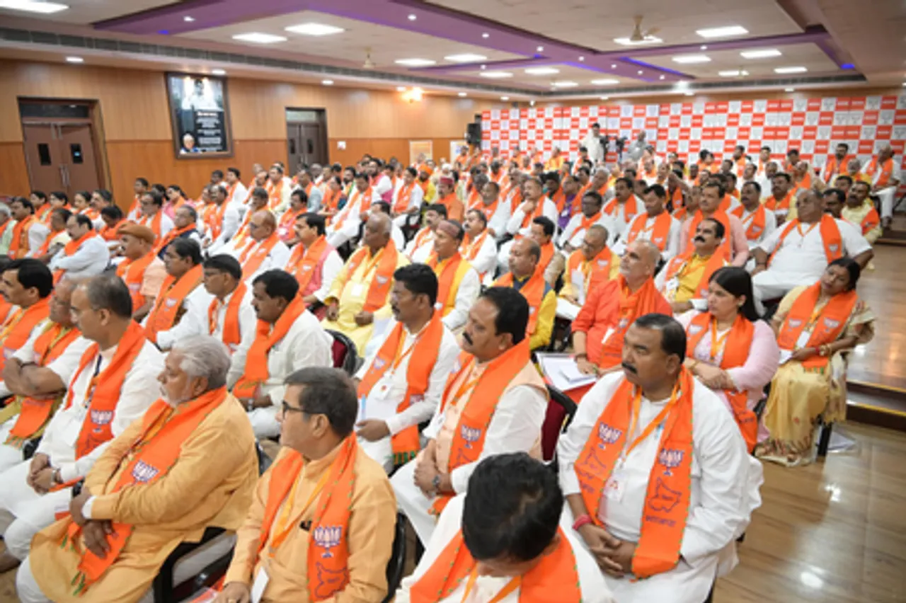 बिहार : प्रधानमंत्री नरेंद्र मोदी ने भाजपा प्रदेश कार्यालय में की बैठक, दिए कई सुझाव