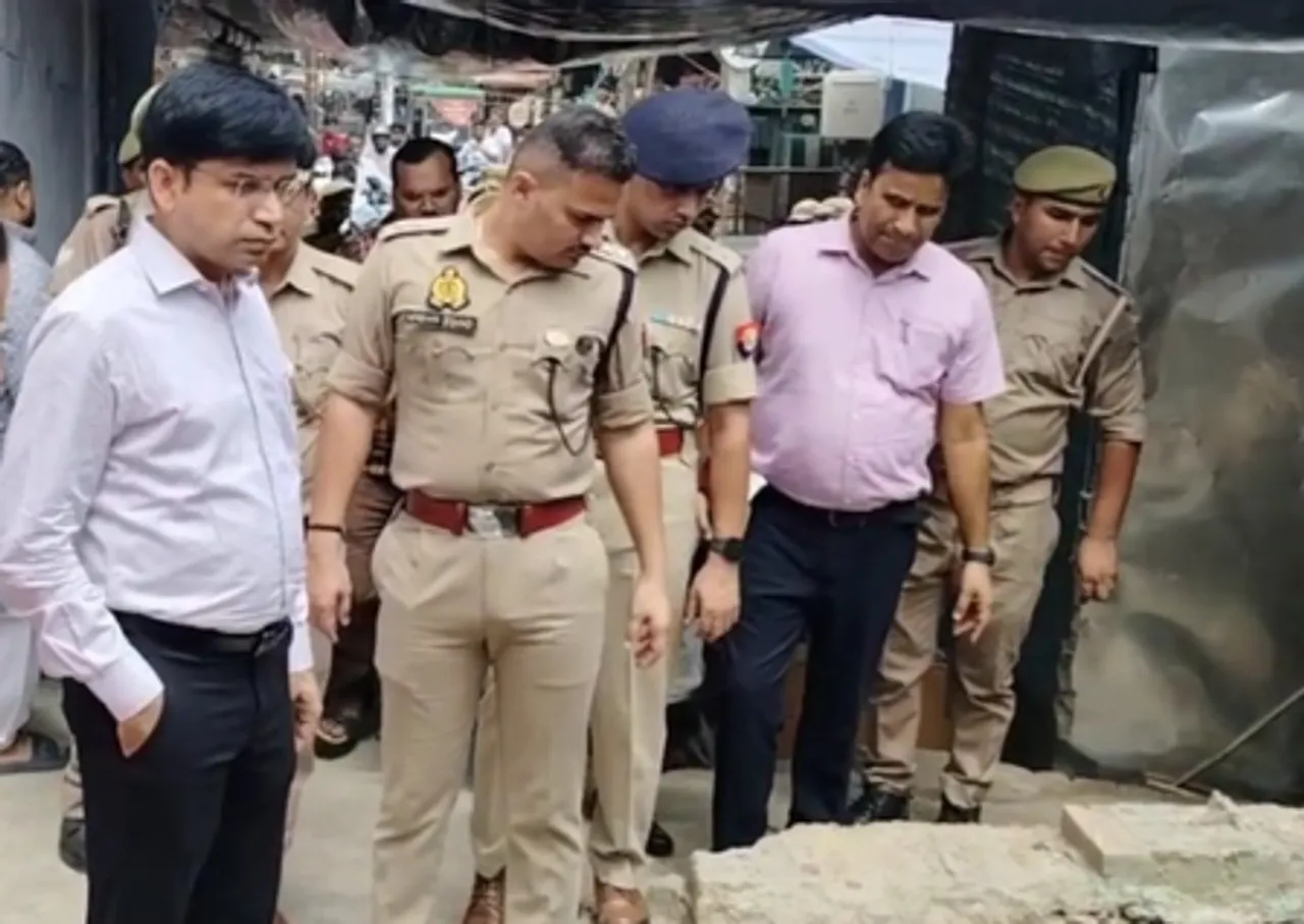यूपी : संभल में सत्यव्रत चौकी और ऐतिहासिक 'चक्की का पाट' का डीएम-एसपी ने किया निरीक्षण