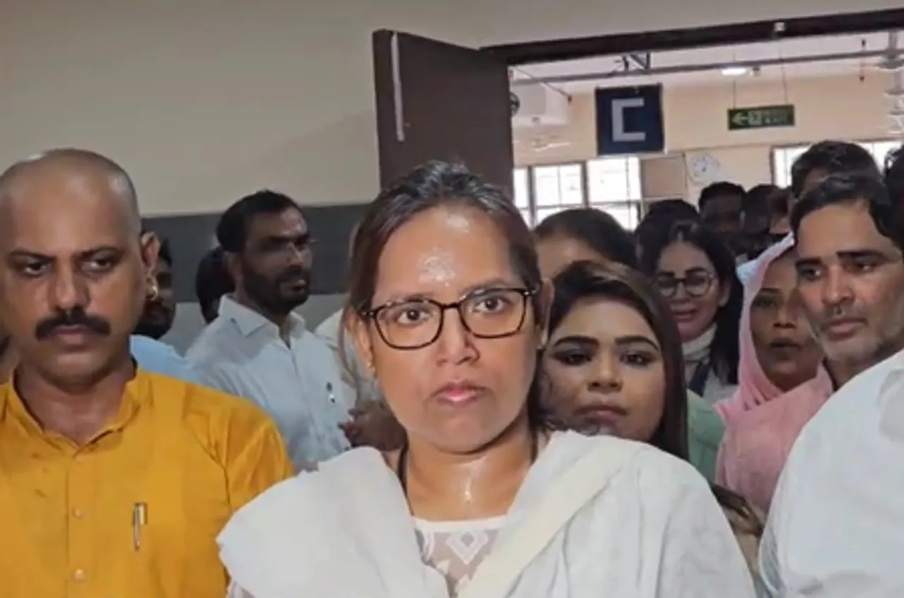 सरकार से सवाल पूछो तो आप देशद्रोही हो : वर्षा गायकवाड़