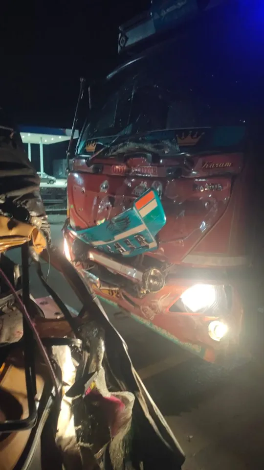 महाराष्ट्र के बीड में ट्रक ने मारी ऑटो को टक्कर, पति-पत्नी समेत चार की मौत