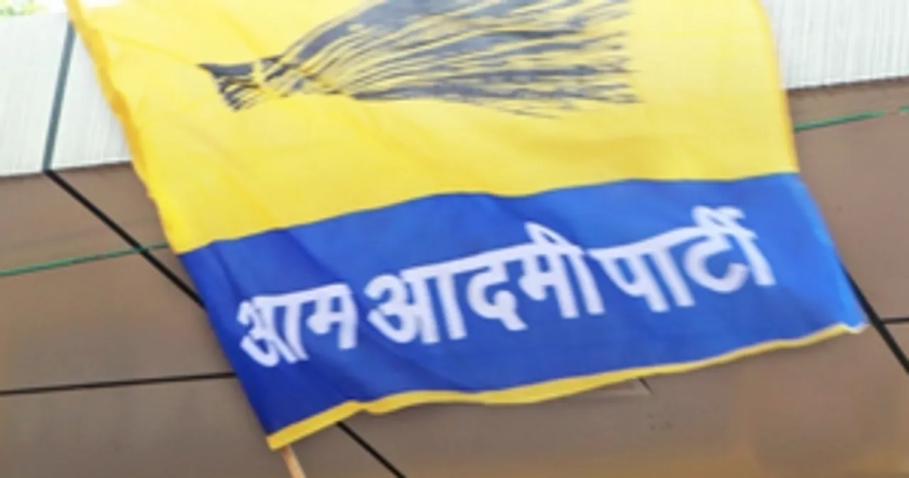 यूपी : कार से पुलिस बैरिकेडिंग घसीटने का वीडियो वायरल, 'आप' ने पूछे सवाल