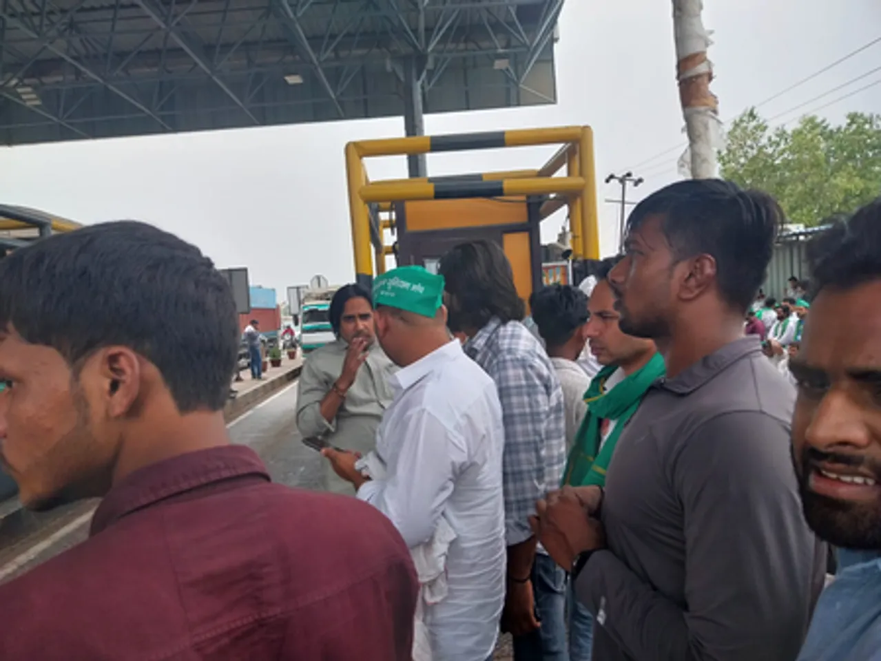ग्रेटर नोएडा के लुहारली टोल प्लाजा पर दबंगई, सीसीटीवी में कैद हुई महिला टोल कर्मी से अभद्रता