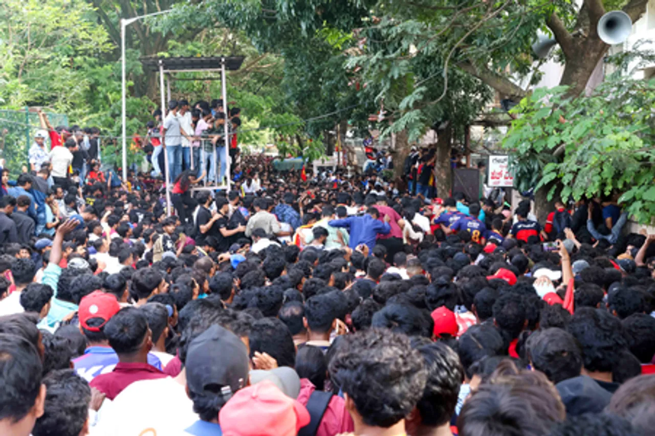 A huge crowd RCB fans gather outside M Chinnaswamy Stadium in Bengaluru