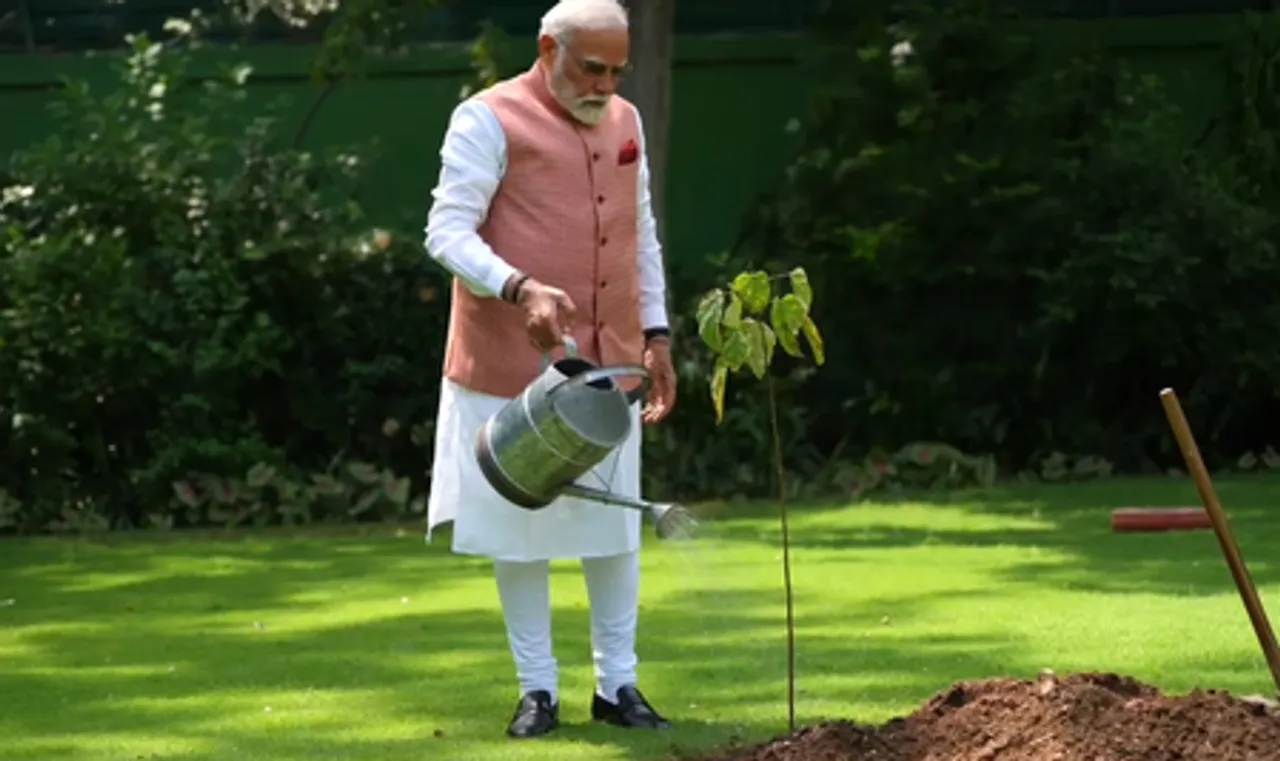 पीएम मोदी ने अपने आवास पर लगाया सिंदूर का पौधा, कच्छ यात्रा के दौरान महिलाओं ने किया था भेंट