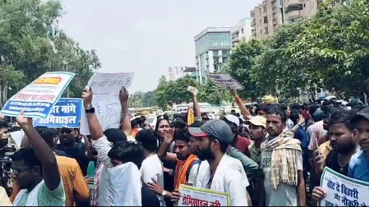 पटना: डोमिसाइल नीति लागू करने की मांग को लेकर सड़क पर उतरे छात्र, सरकार के खिलाफ नारेबाजी