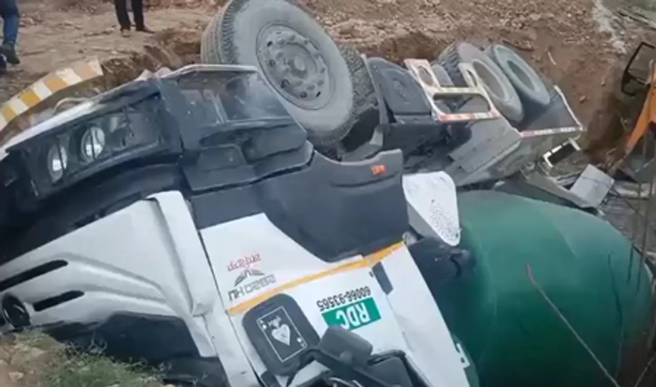 जम्मू-कश्मीर के सांबा में दर्दनाक हादसा, चीची माता मंदिर के पास मिक्सर मशीन पलटने से मजदूर की मौत