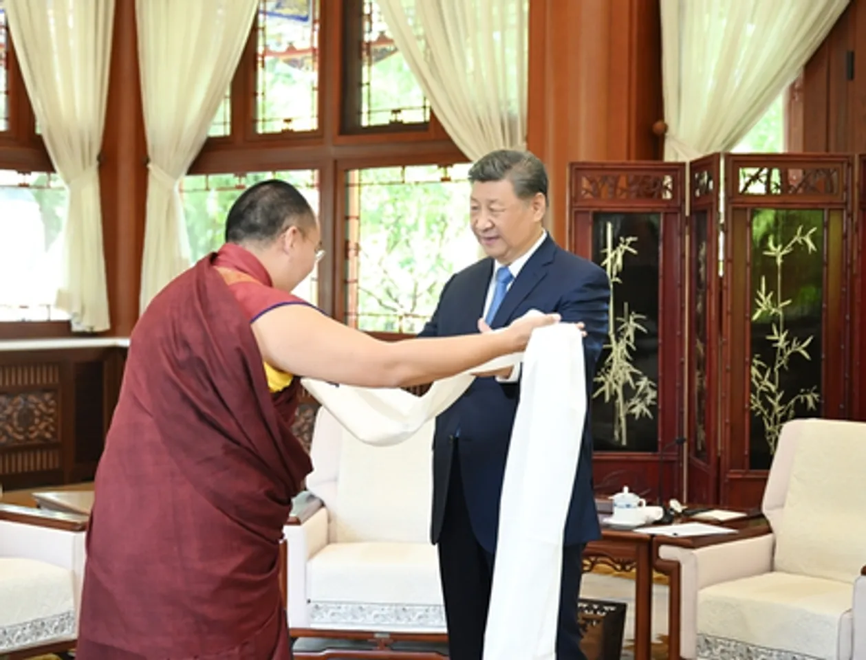 शी जिनपिंग ने पंचेन एर्डेनी छोइगयी ग्याइबो से भेंट की