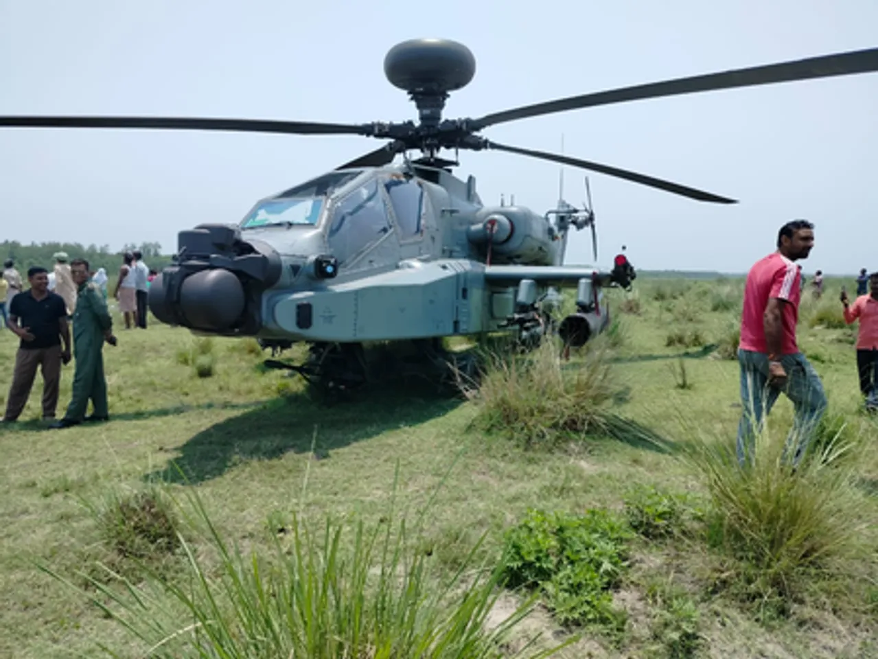 up-takneeki-kharabi-ke-karan-sena-ke-apache-helicopter-ki-saharanpur-mein-emergency-landing-pilot-surakshit