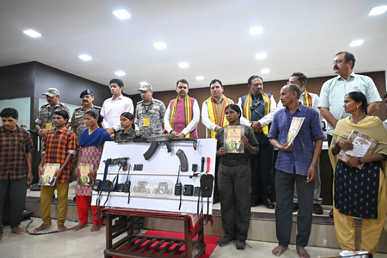 मुख्यमंत्री देवेन्द्र फडणवीस के सामने 12 नक्सलियों ने हथियार सहित आत्मसमर्पण किया