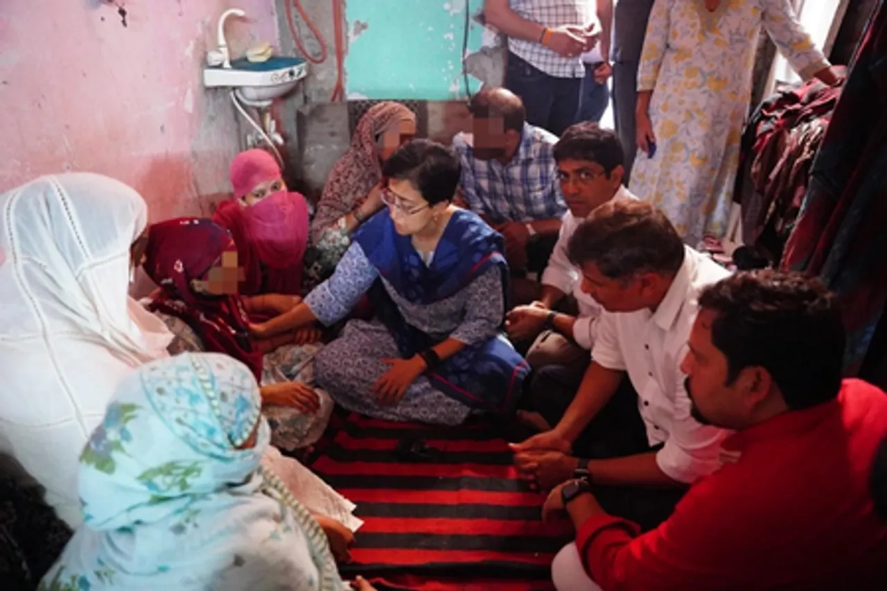 नेहरू विहार दरिंदगी मामला: आप नेता ने पीड़ित परिवार से की मुलाकात, दिल्ली सरकार पर लापरवाही का आरोप