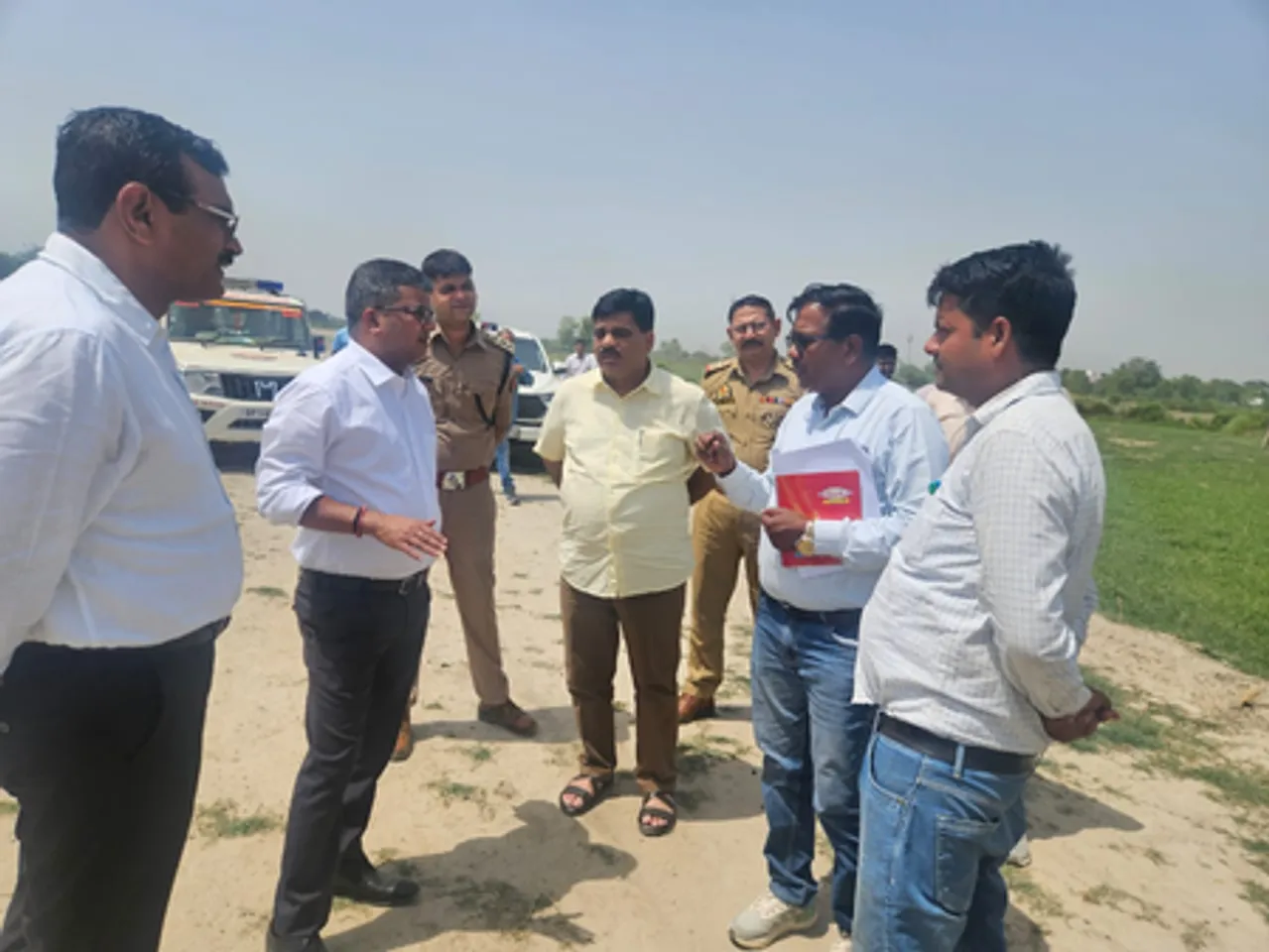 जेवर एयरपोर्ट के लिए बन रही इमरजेंसी रोड का डीएम ने किया निरीक्षण, निर्माण कार्य में तेजी लाने के निर्देश