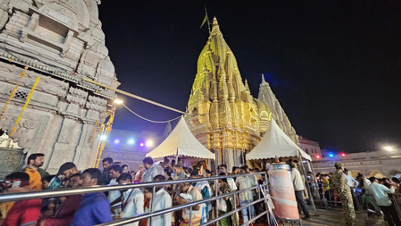 गर्मी में भी बाबा विश्वनाथ के भक्तों का उत्साह बरकरार, ट्रस्ट ने बढ़ाई सुविधाएं