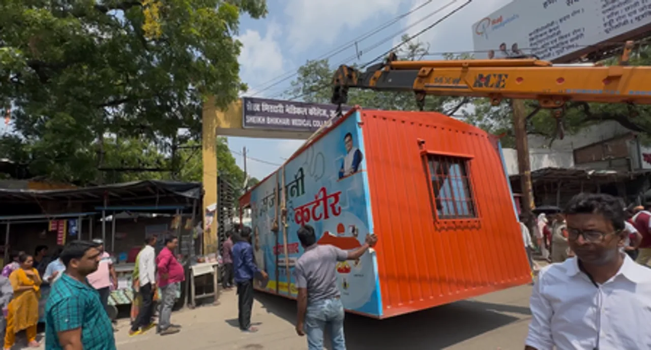 झारखंड: मेडिकल कॉलेज हॉस्पिटल में भाजपा विधायक ने बनाया था सहायता केंद्र, मंत्री ने क्रेन से हटवाया