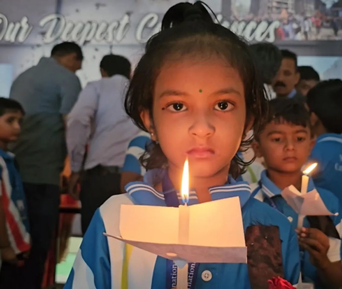 अहमदाबाद विमान हादसा: स्कूली बच्चों ने मोमबत्तियां जलाकर मृतकों के प्रति श्रद्धांजलि अर्पित की