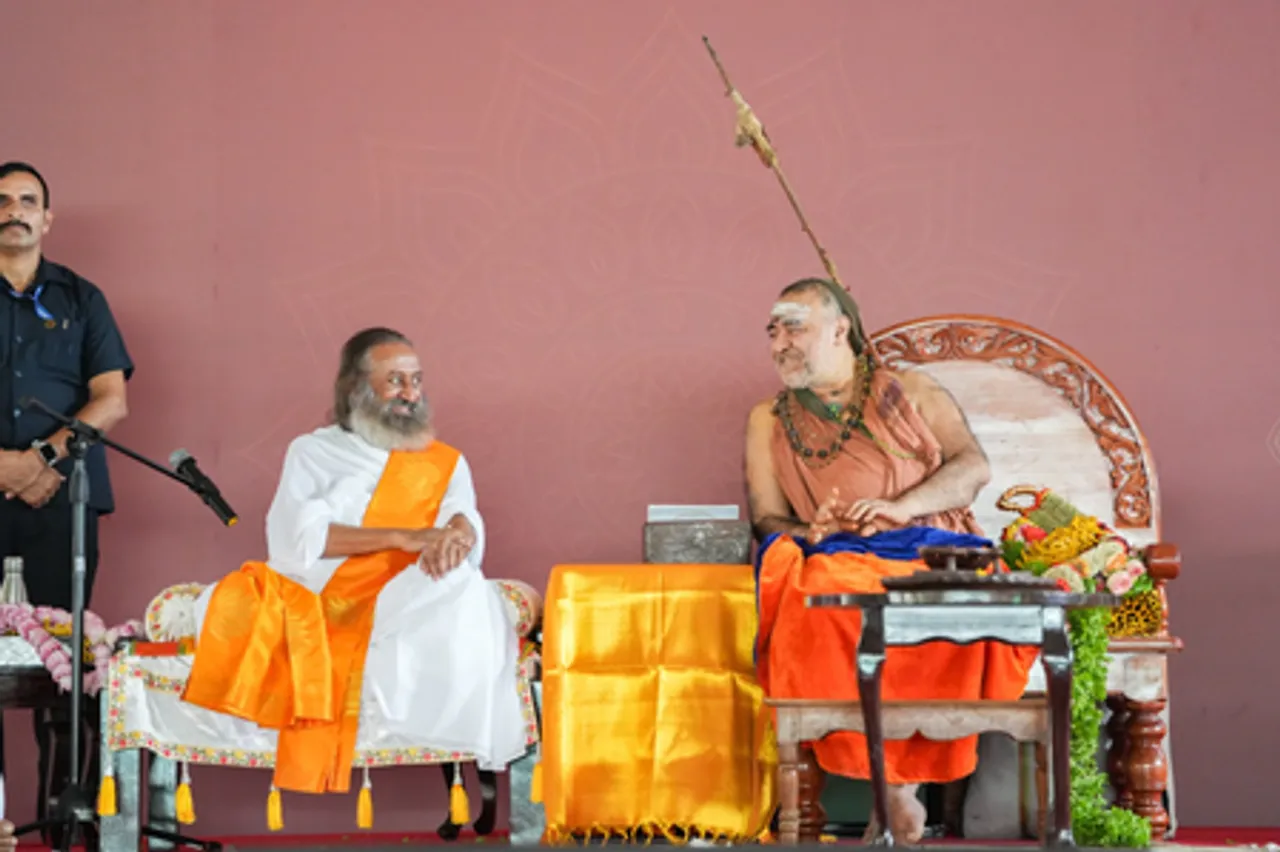 आदि शंकराचार्य ने 'आर्ट ऑफ लिविंग इंटरनेशनल सेंटर' का दौरा किया, श्री श्री रविशंकर के वैश्विक कार्यों को सराहा