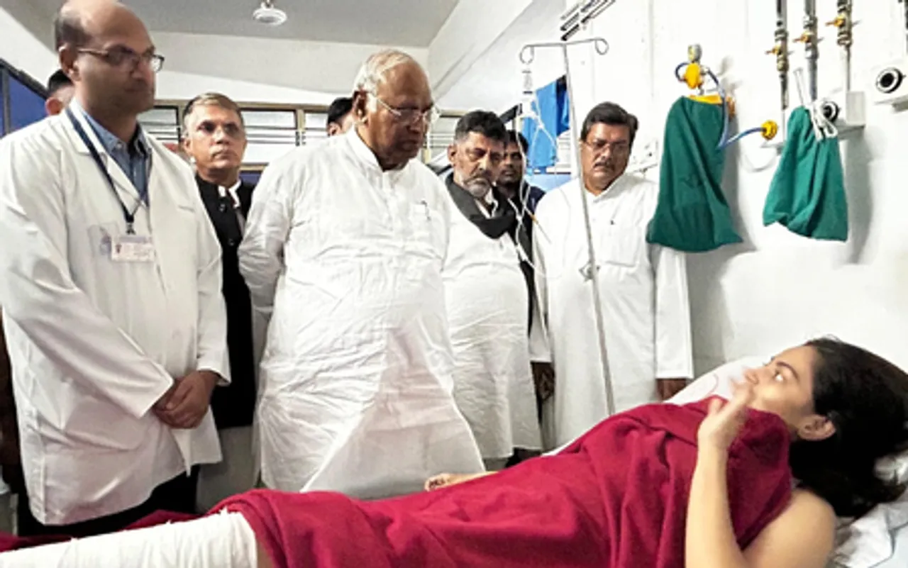ahmedabad-vimaan-hadse-ke-peediton-se-mila-congress-ka-pratinidhi-mandal-sarkar-se-sanvedansheelta-bartane-ko-kaha