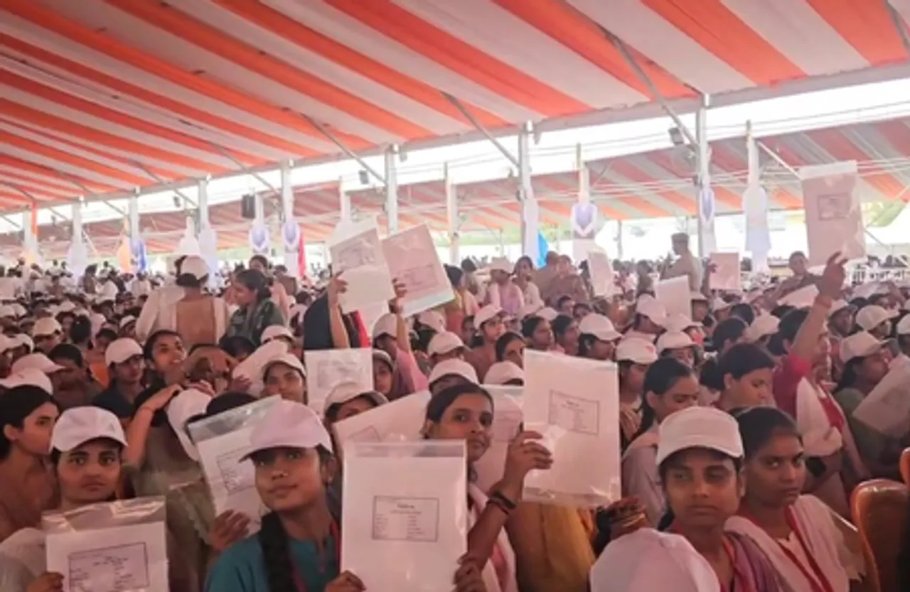 लखनऊ में कांस्टेबल पद के लिए नियुक्ति पत्र मिलने के बाद उम्मीदवारों के चेहरे खिले