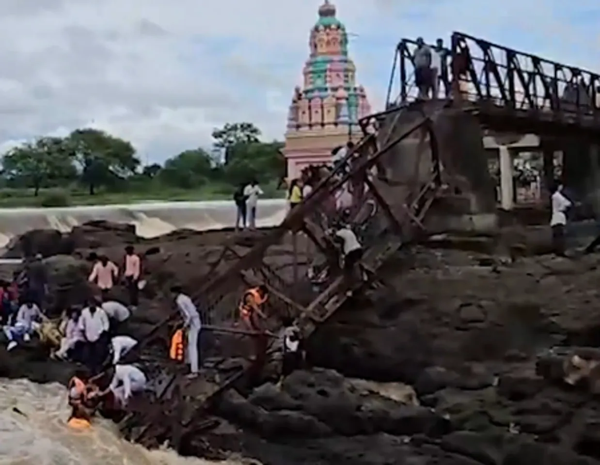 पुणे ब्रिज हादसा : सीएम देवेंद्र फडणवीस ने दिया बचाव अभियान तेज करने का निर्देश, दो की मौत