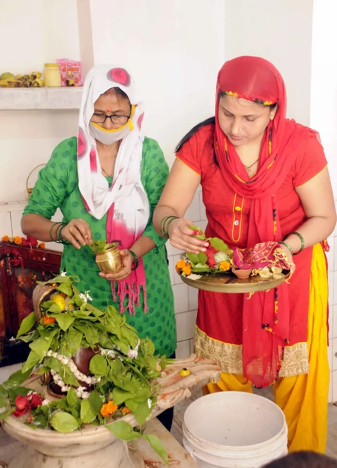 आषाढ़ कृष्ण पक्ष की पंचमी तिथि पर बन रहा विशेष योग, पति की लंबी उम्र के लिए सुहागिनें किस चीज का करें दान!