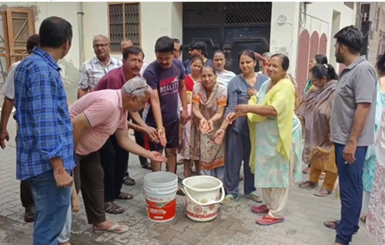 पंजाब के बरनाला में गंदे पानी से लोग परेशान, विरोध में की नारेबाजी