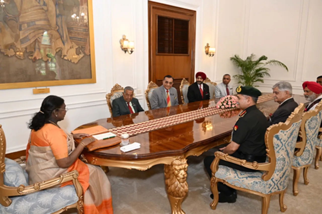 सेनाध्यक्ष जनरल उपेंद्र द्विवेदी ने पूर्व सेनाध्यक्षों संग राष्ट्रपति से की मुलाकात