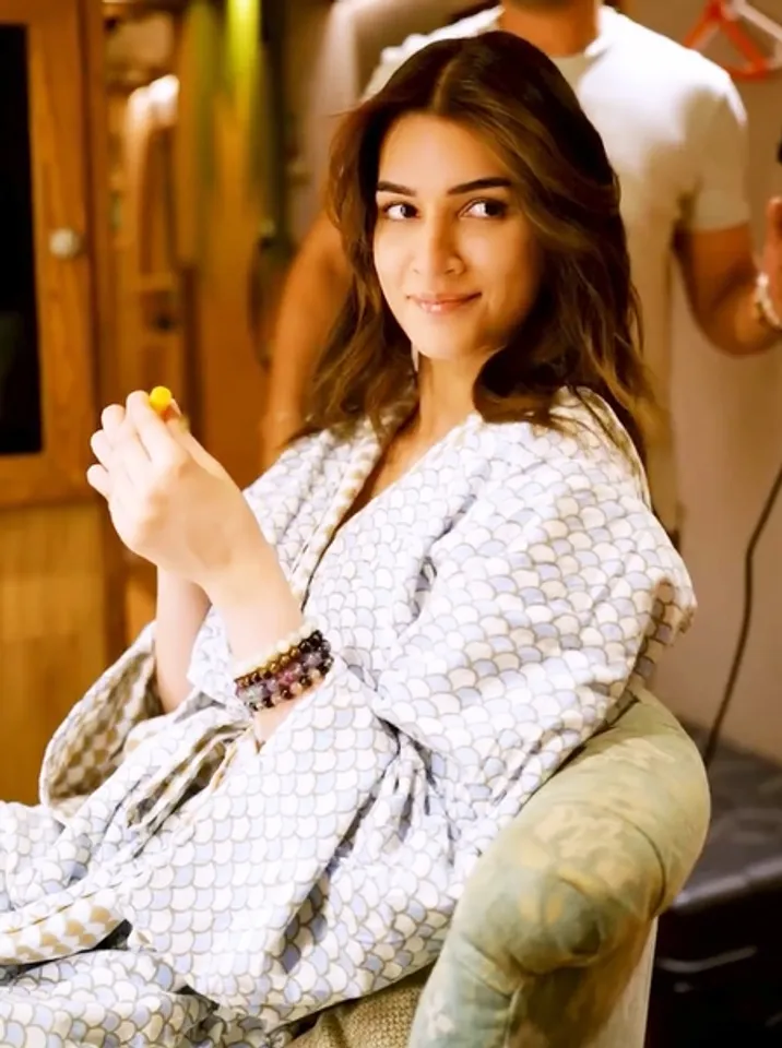 ‘90’s baby’ Kriti Sanon grooves on ‘Janam samjha karo’, ‘Pyar Dilon Ka Mela Hai’