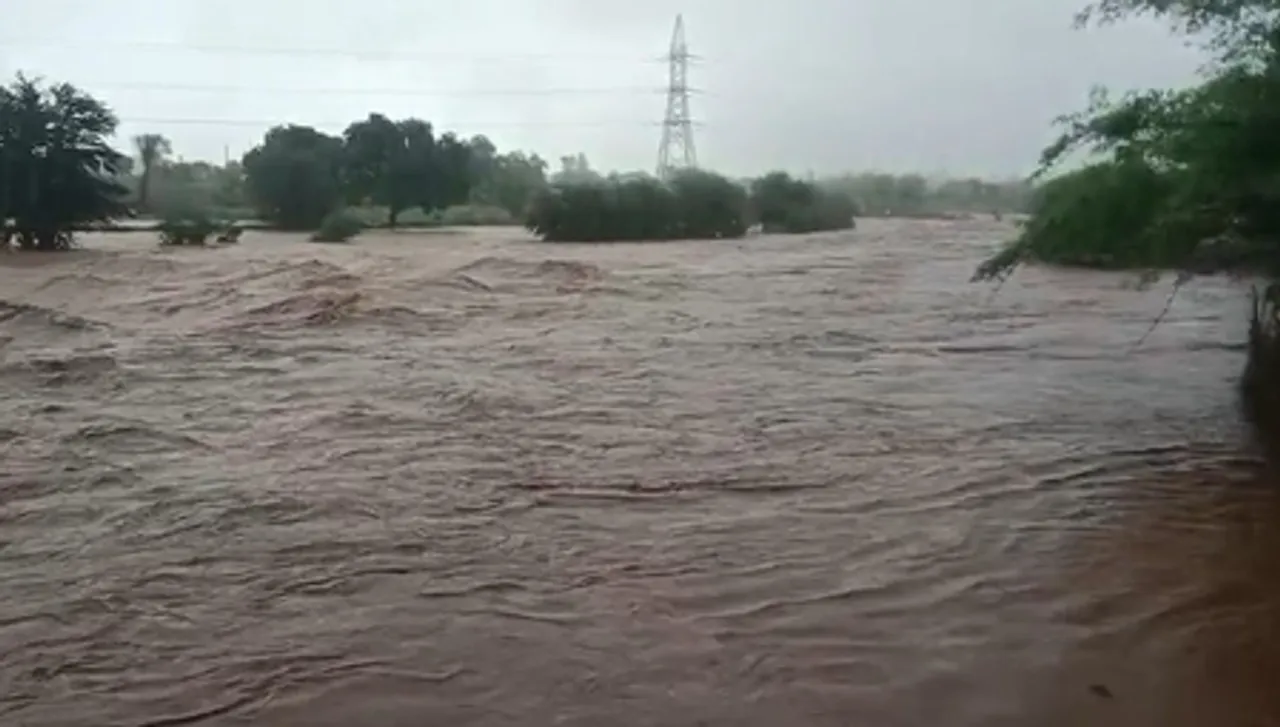 मुंबई से सूरत तक बारिश का कहर : सड़कों पर जलभराव, रायगढ़ में खतरे के निशान को पार हुई कुंडलिका नदी