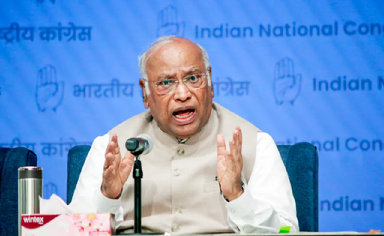 "नाकामियों पर पर्दा डालने के लिए रोज नए कार्यक्रम और नारे", संविधान हत्या दिवस को लेकर खड़गे का जवाब